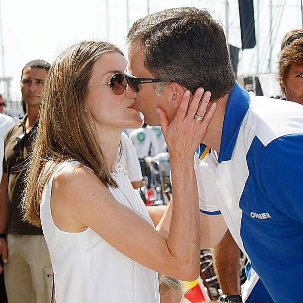 Doña Letizia da un beso al rey Felipe Vi tras una competeción de vela, en una imagen de archivo. 