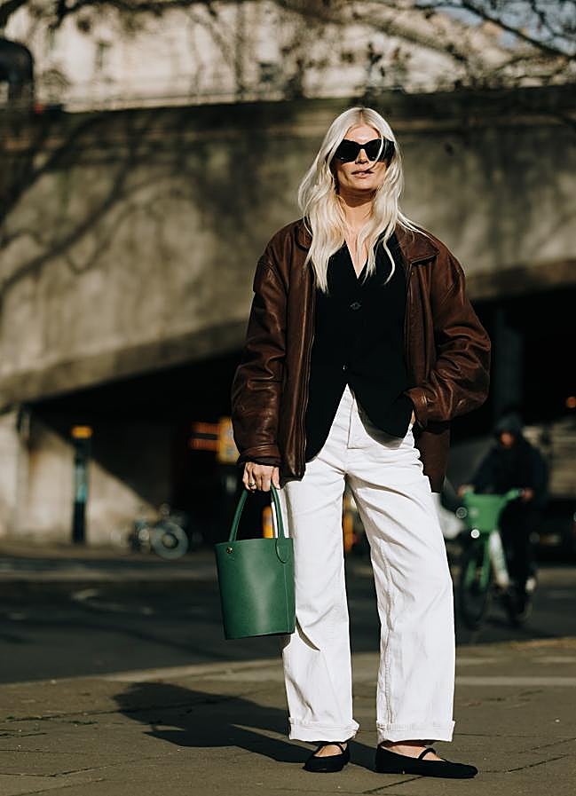 Imagen - Así se combina un pantalón blanco cuando empiezan a bajar las temperaturas.