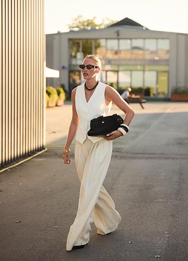 Imagen - Total look blanco con accesorios en negro.