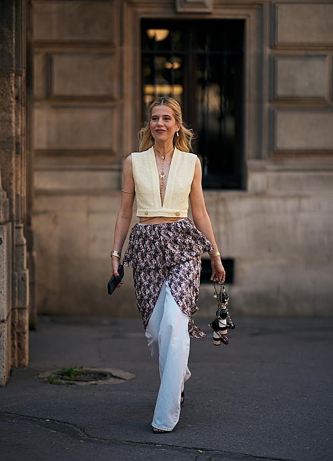 Imagen - Look original con sobrefalda encima de pantalón blanco.