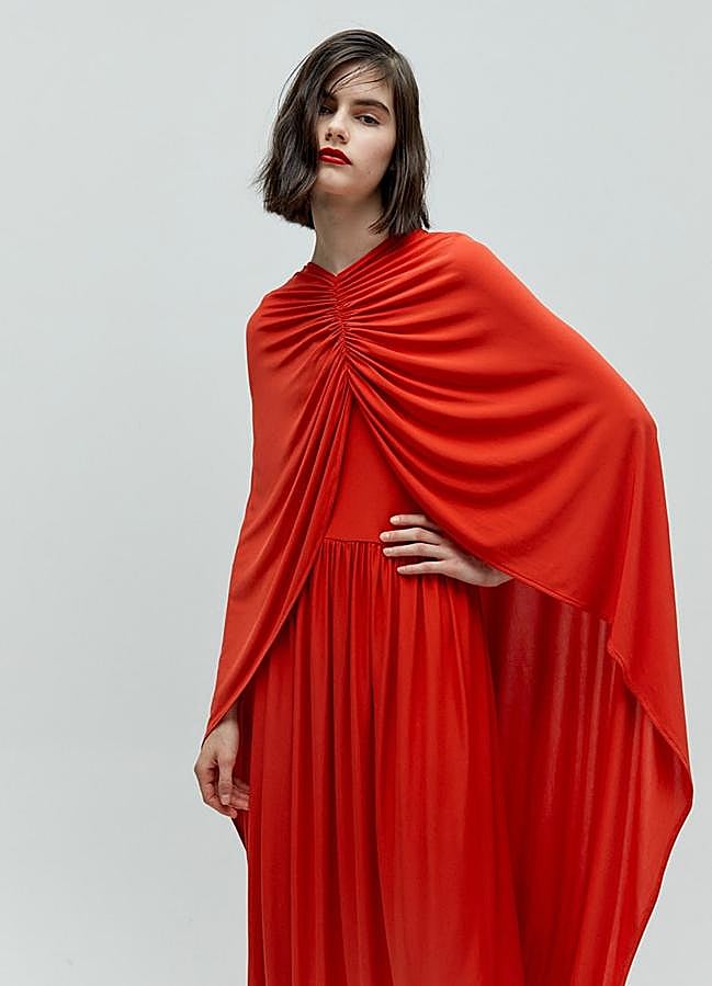 Imagen - El vestido d einvitada de Sfera tiene una gran capa.