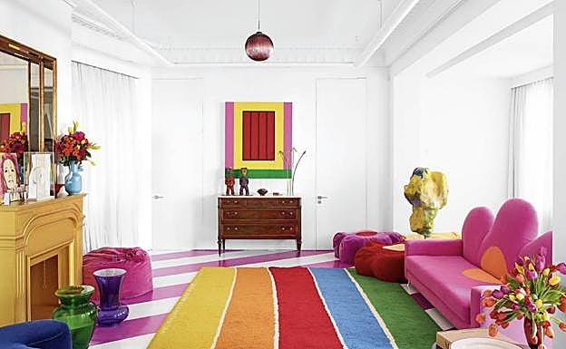 El salón 'agathizado' del piso dúplex de Ágatha Ruiz de la Prada en Madrid. 