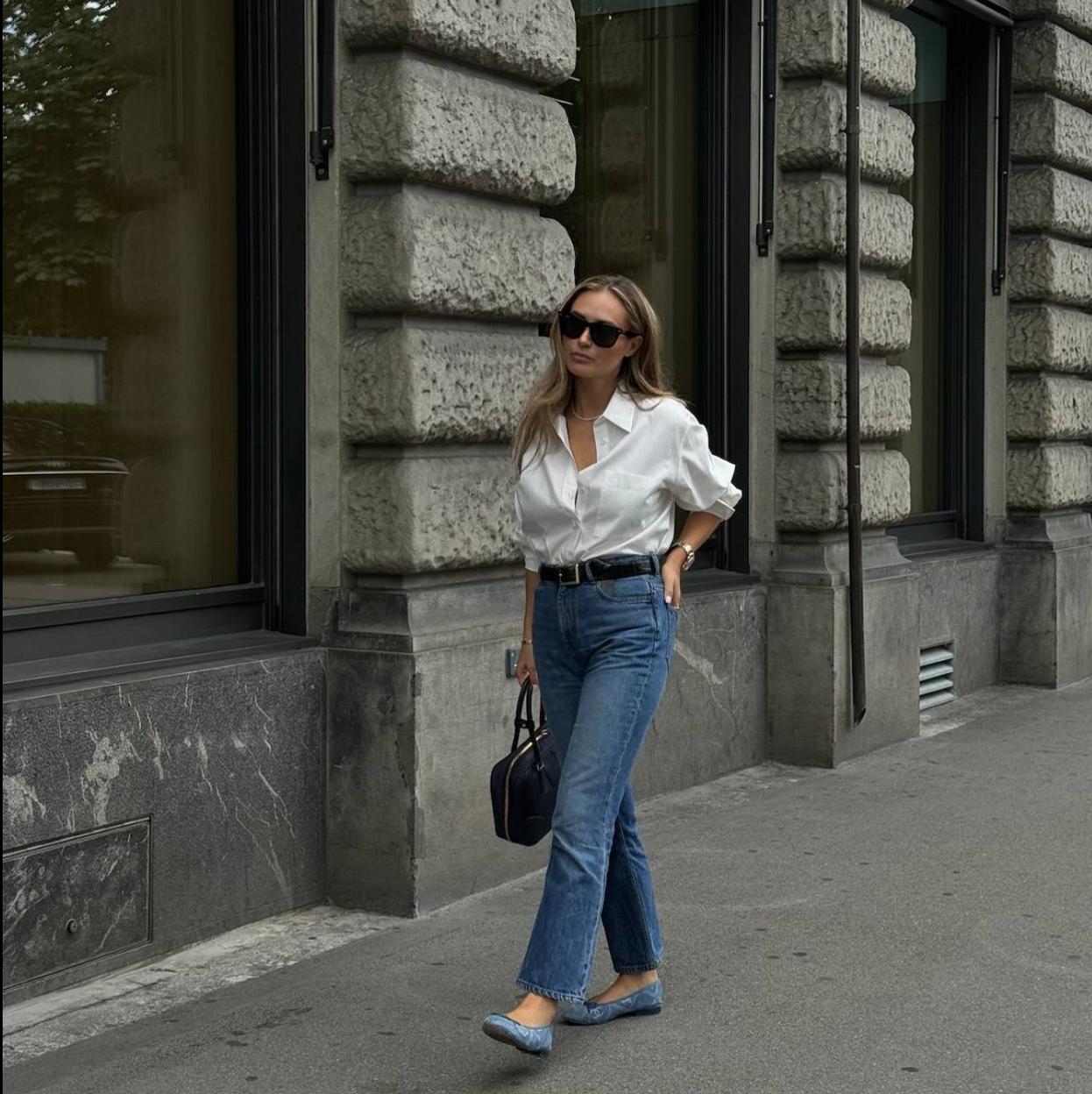 Influencer con look de básicos de entretiempo