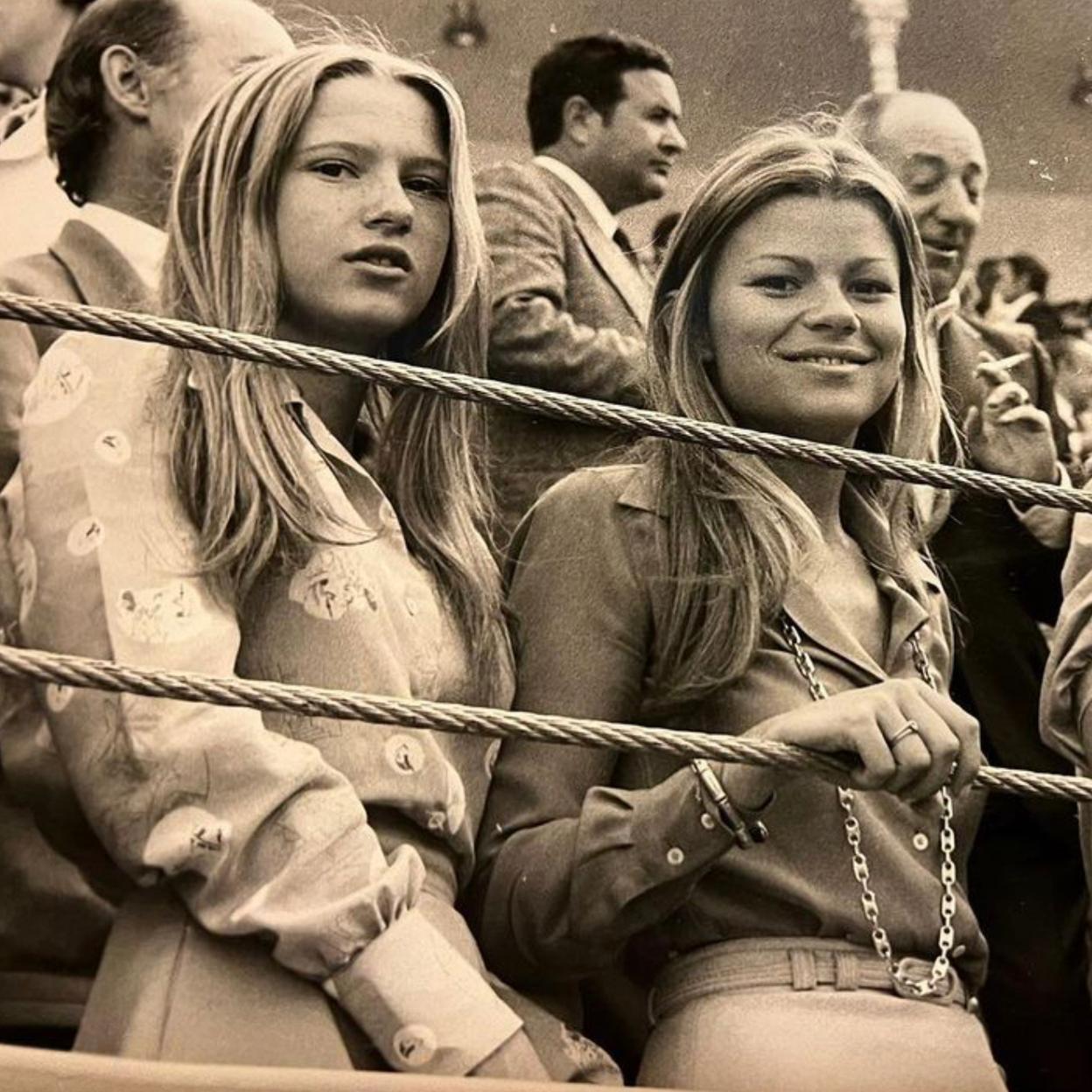 Miriam y Cari Lapique, en el tendido de las Ventas durante la Feria de San Isidro. 