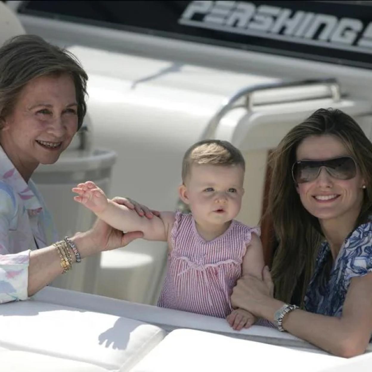 La reina Letizia junto a la princesa Leonor en Marivent. 