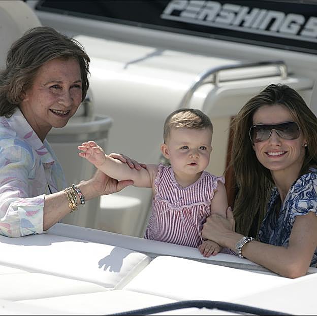 La reina Sofía con Leonor y Letizia en un barco en Palma en 2004. 