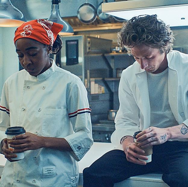Ayo Edebiri y Jeremy Allen White como Sidney y Carmy en una imagen de la la tercera temporada de The Bear.