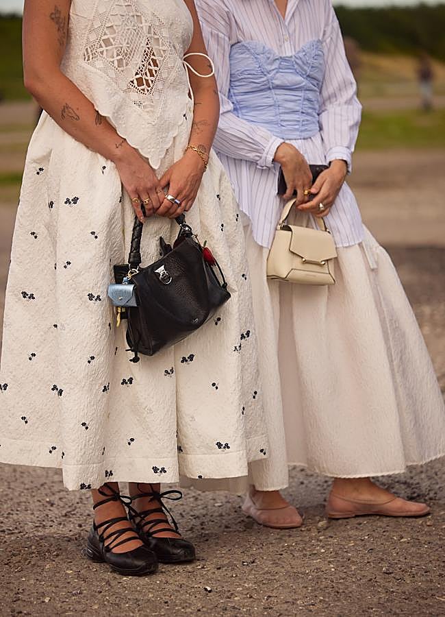 Imagen - Un look con bolso y monedero. Foto: Launchmetrics spotlight.