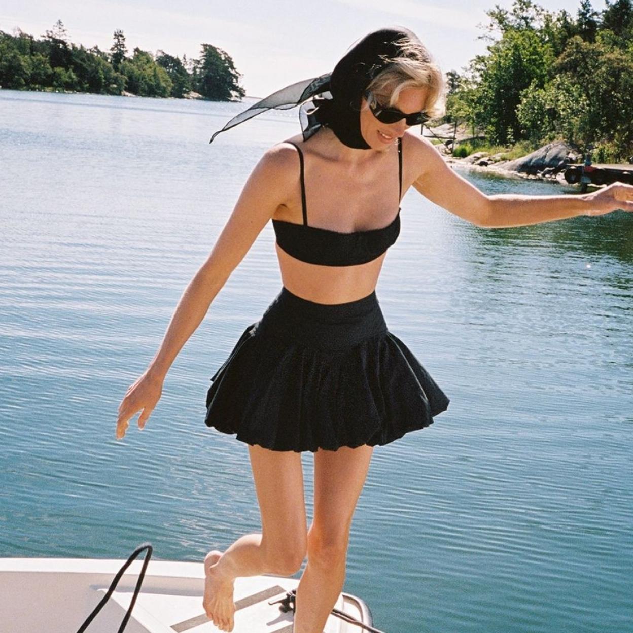 Elsa Hosk con look de baño Old Money.