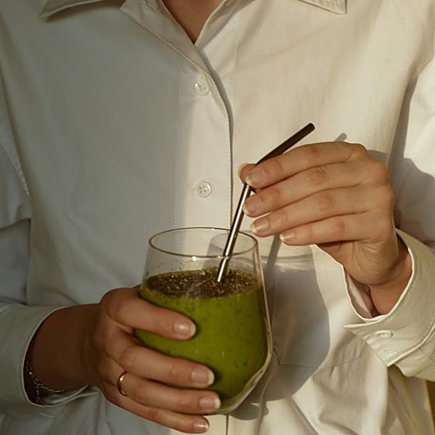 El zumo verde de espinacas es saciante y ayuda a controlar el apetito. 