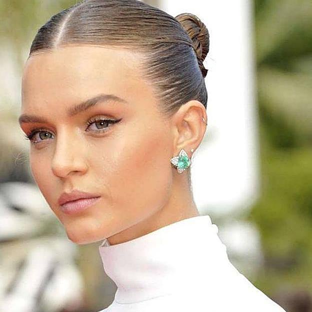 La modelo Josephine Skriver con peinado efecto mojado de moño clean look