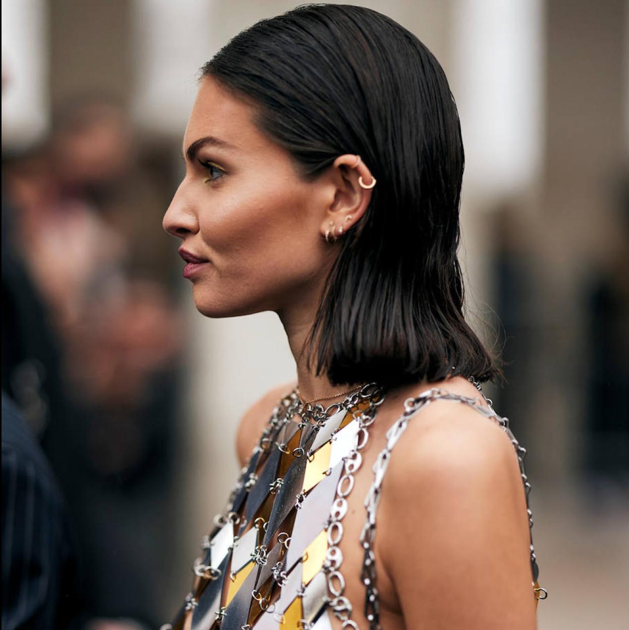 Influencer con peinado efecto mojado