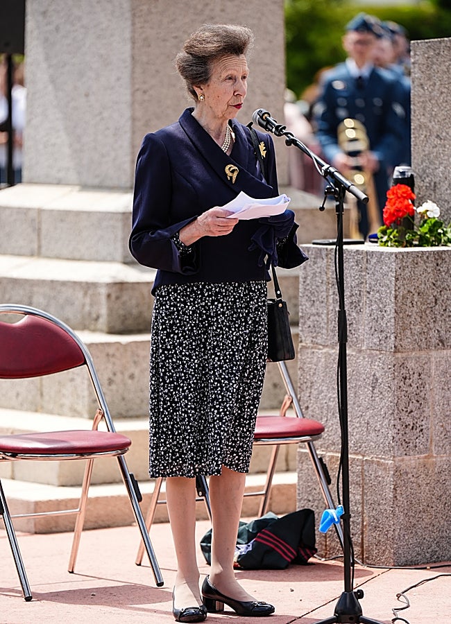 Imagen - La princesa Ana, con otro de sus looks infalibles ocn vstido, chaqueta y zapatos de tacón «sensato».  MUJERHOY.