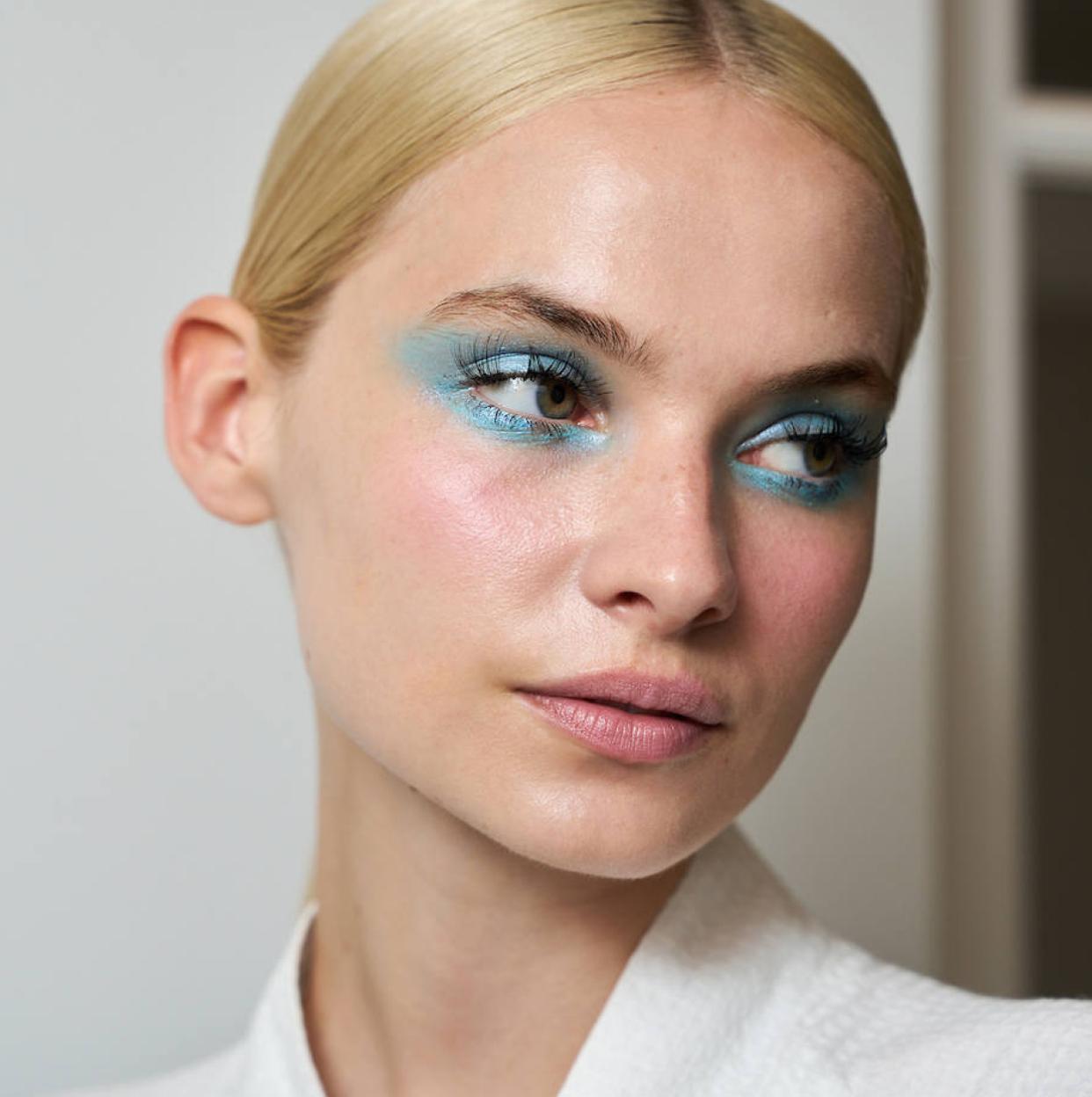 Un maquillaje con sombra de ojos azul.