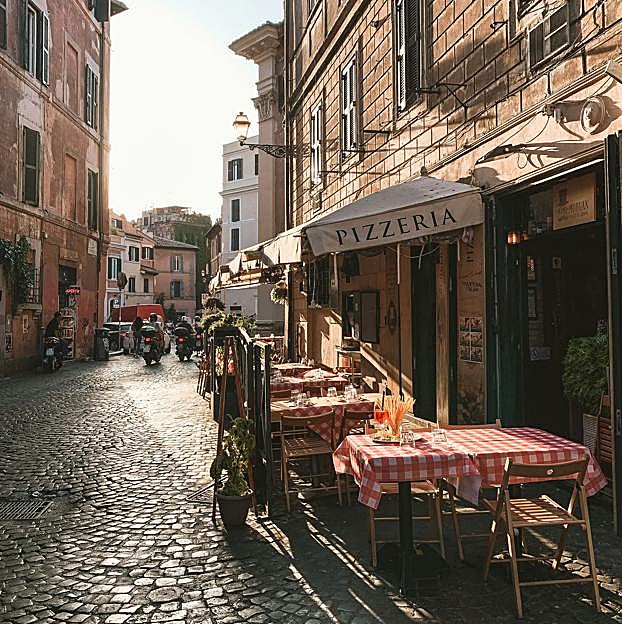 Terraza de un restaurante romano como el que le sirve al chef Viestad para sumergirse en un viaje a través del tiempo con los alimentos como guías.