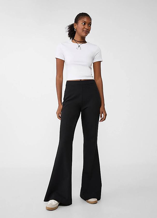 Imagen - Pantalón negro acampanado