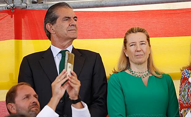 Cristina de Borbón Dos Sicilias y Pedro López Quesada en la jura de bandera de su hijo. 