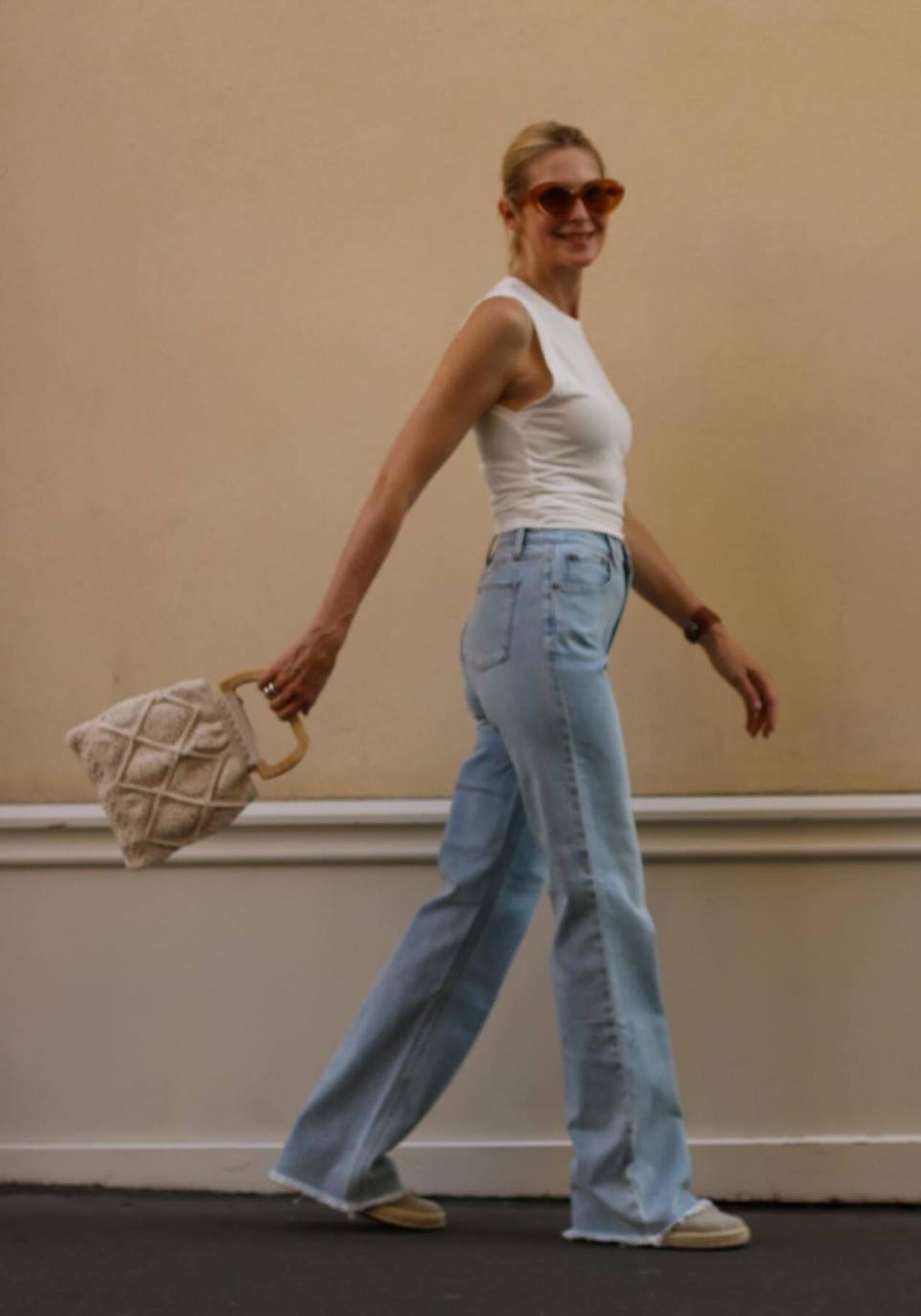 Kelly Rutherford con vaqueros favorecedores a los 50