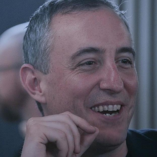 Will Guidara, restaurador y productor ejecutivo de The Bear, en la mesa del funeral con el que cierra la tercera temporada.