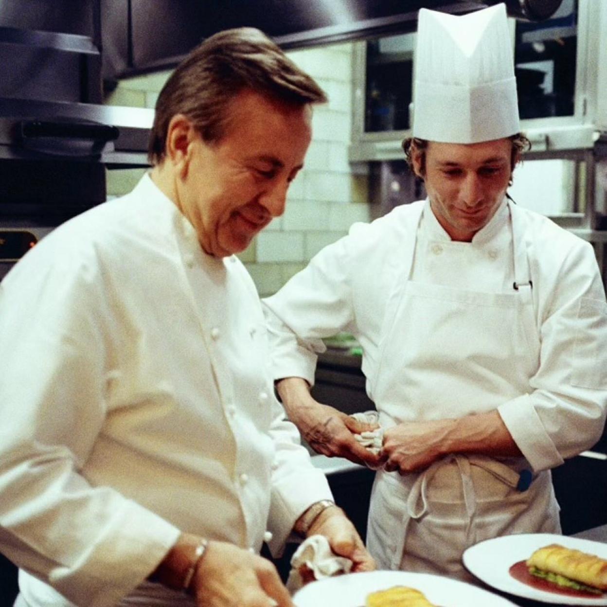 El chef francés Daniel Boulud junto a Jeremy Allen White en una imagen de la tercera temporada de The Bear.