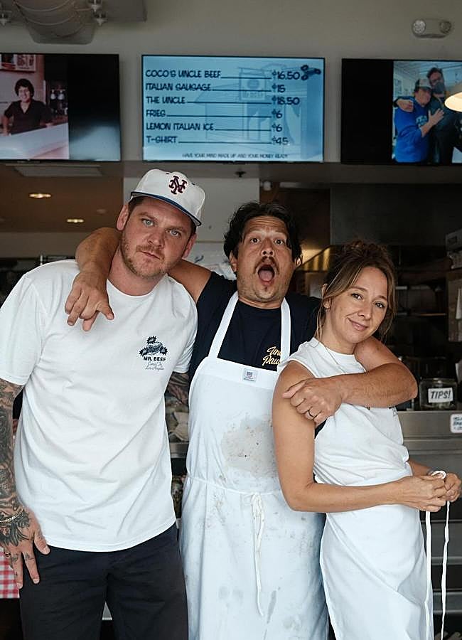 Imagen - Paulie James y Chris Zucchero junto a Courtney Storer, productora gastronómica de The Bear. / Instagram: @mr.beefchicago