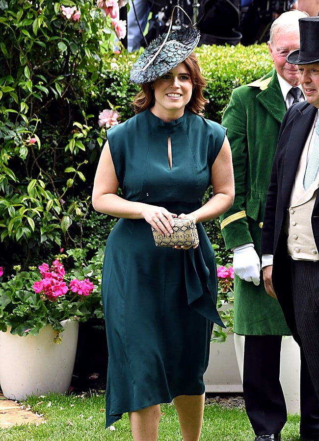 Imagen - Eugenia de York, con otro look de invitada perfecto con un llamativo tocado.  GTRES .