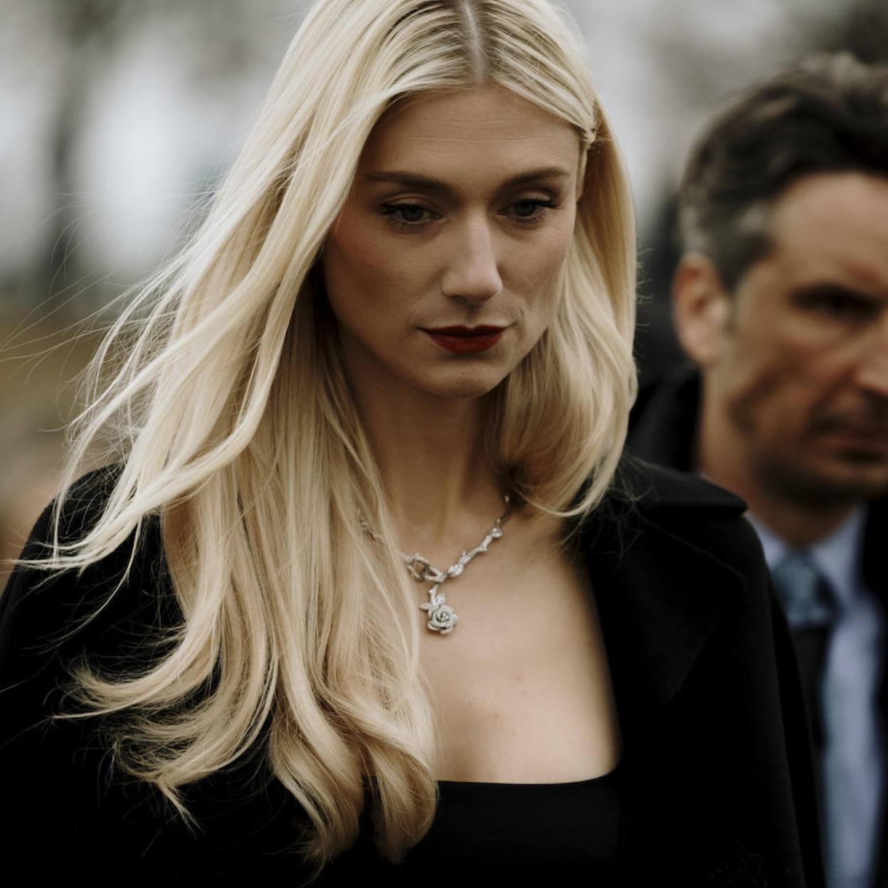 Modelo con el pelo rubio.