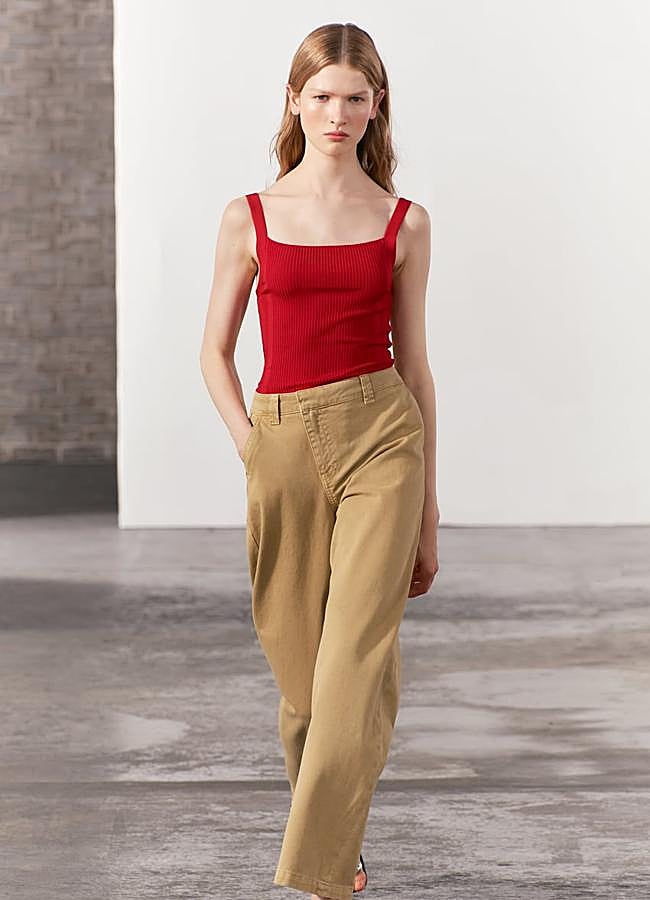 Imagen - Pantalón chino en color tostado de Zara.