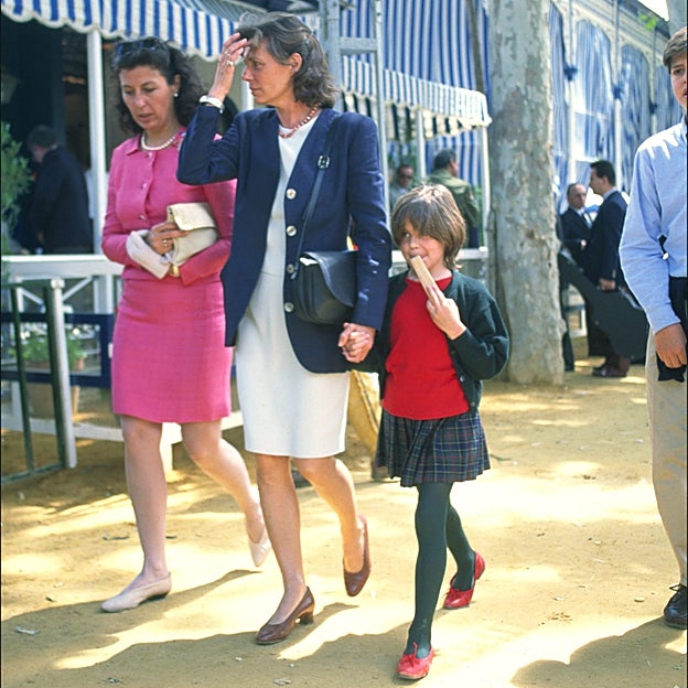 Sandra Domecq, acompañada de una de sus hijas y una amiga en la Feria de Jerez de 1996.