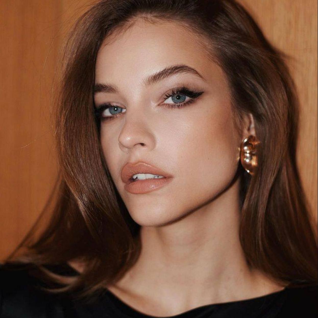 Barbara Palvin con cejas rellenas y definidas