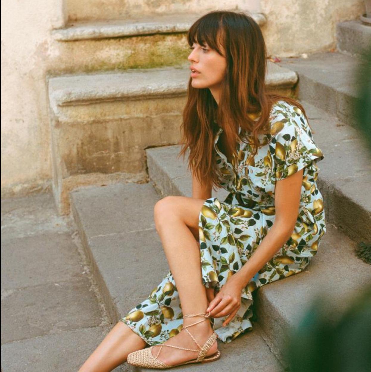 Vestidos midi, zapatos de tacón bajo, bolsos de fiesta de colores y muchas otras muchas compras totalmente imprescindibles.