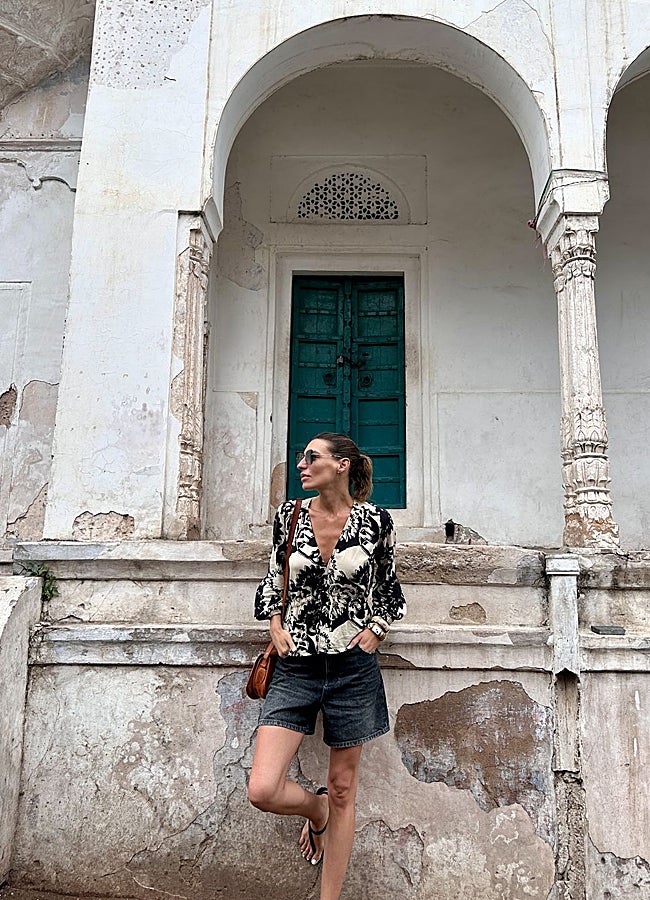 Imagen - Eugenia Osborne con look de short vaquero y camisa estampada.  INSTAGRAM @EUGENIA_OSBORNE