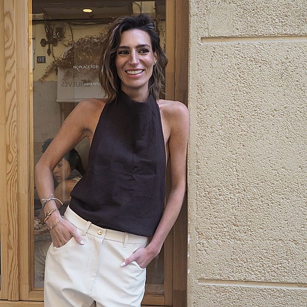 La elegancia minimalista de Eugenia Osborne: tops escotados, vestidos midi y un estilo bohemio mediterráneo