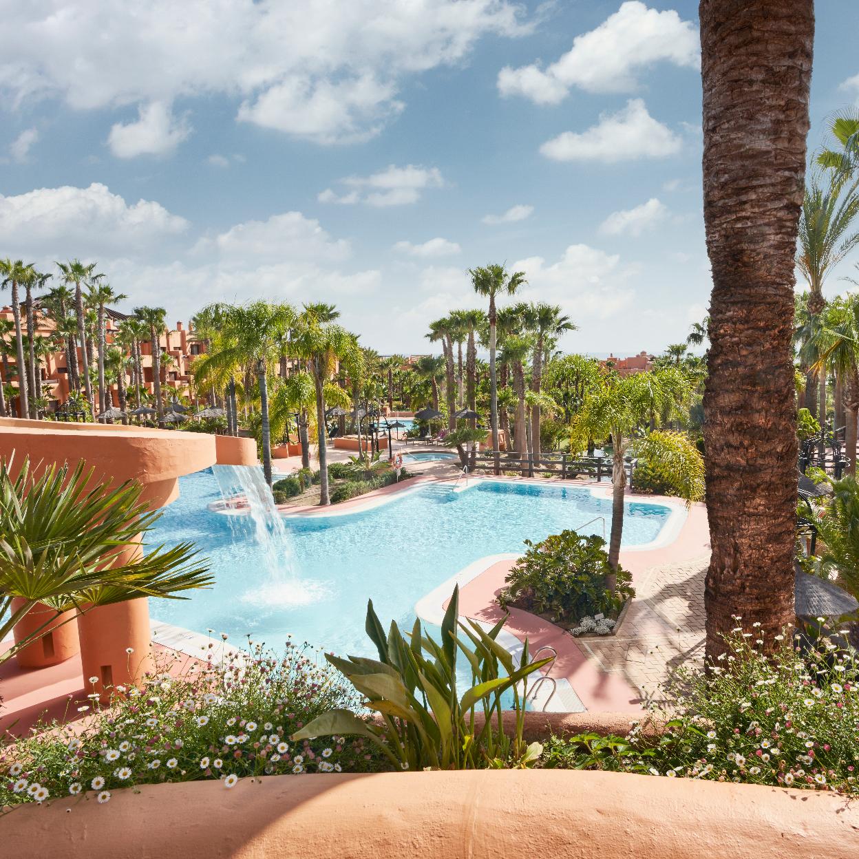 Una de las piscinas del Royal Hideaway Sancti Petri, el refugio de lujo para disfrutar de unas buenas vacaciones.