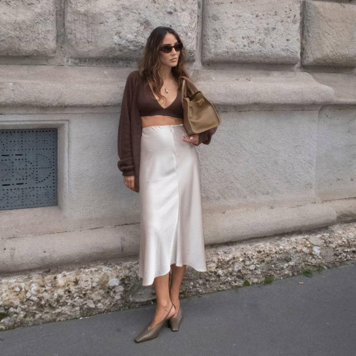 Influencer con look elegante de entretiempo con falda satinada