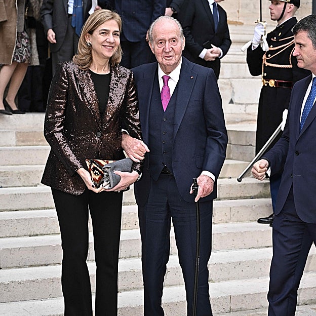 Doña Cristina y su padre el rey Juan Carlos, el año pasado en la ceremonia de ingreso en la Academia Francesa del escritor Mario vargas Llosa. 
