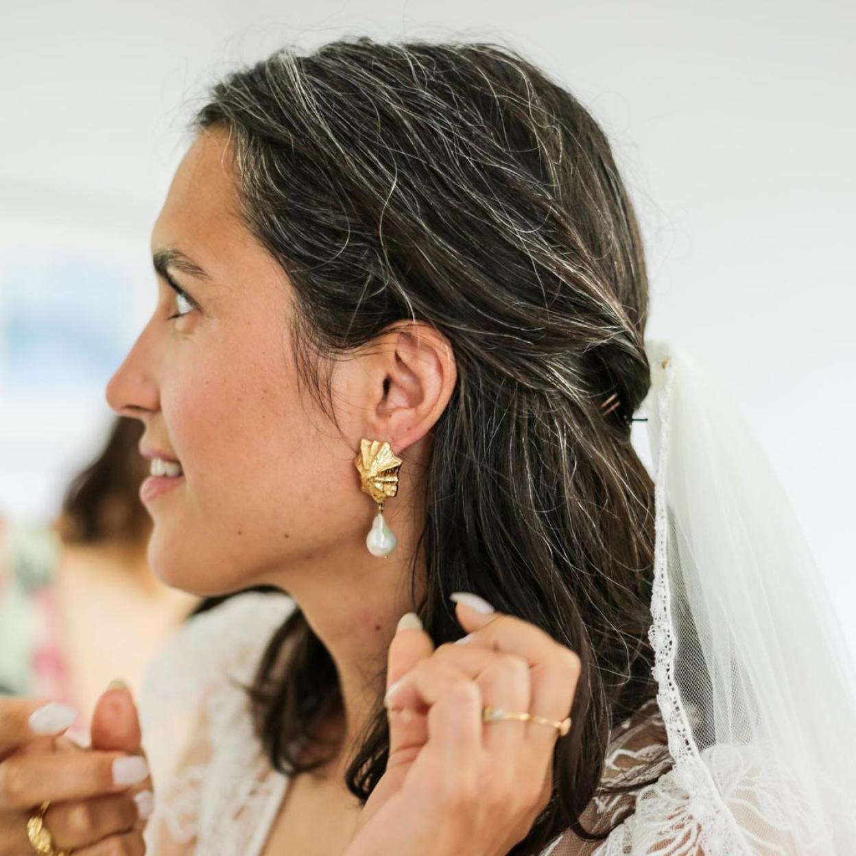 Una mujer con canas.