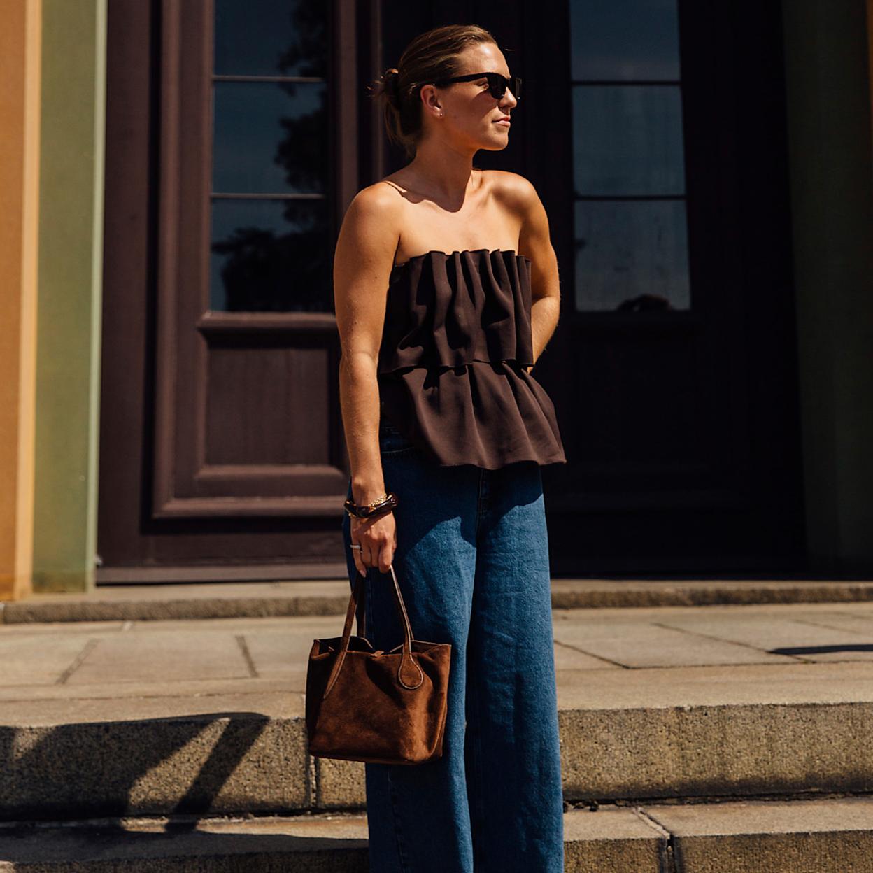 Una mujer con bolso de ante.