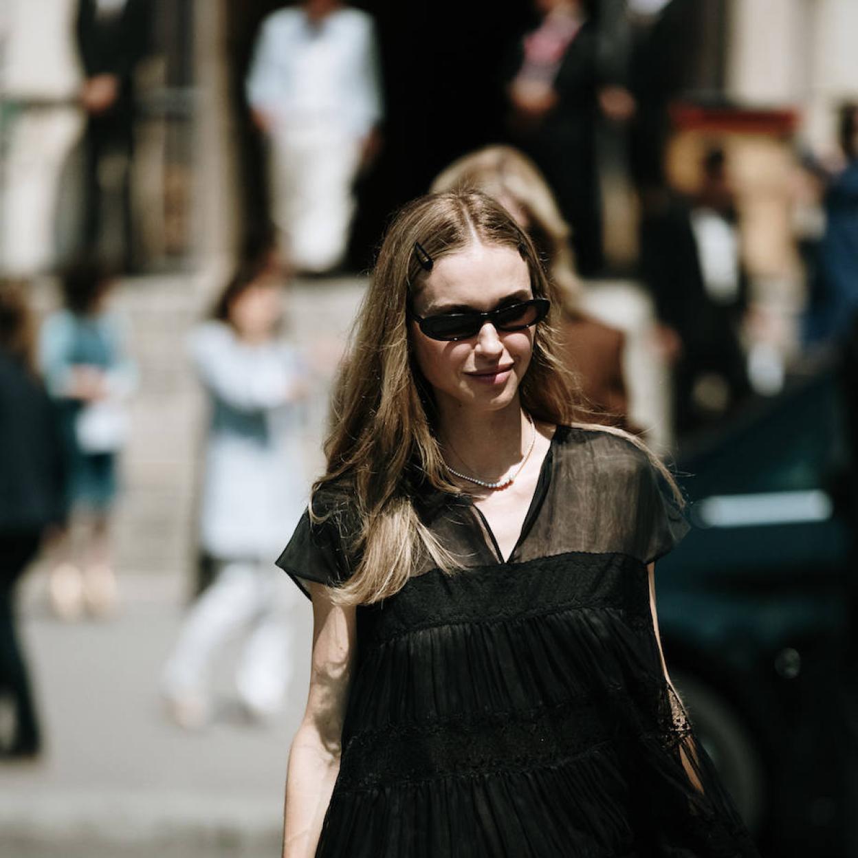 Influencer con gas de sol en el street style