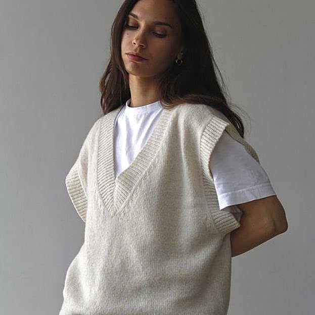 Chalecos de punto, el básico de entretiempo que conjuntarás con tus camisas o camisetas básicas