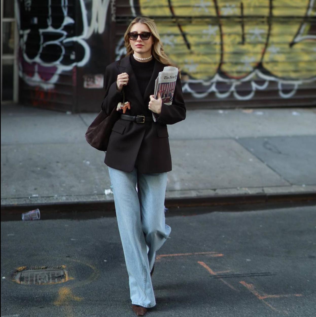 Influencer con look básico con chaqueta de entretiempo
