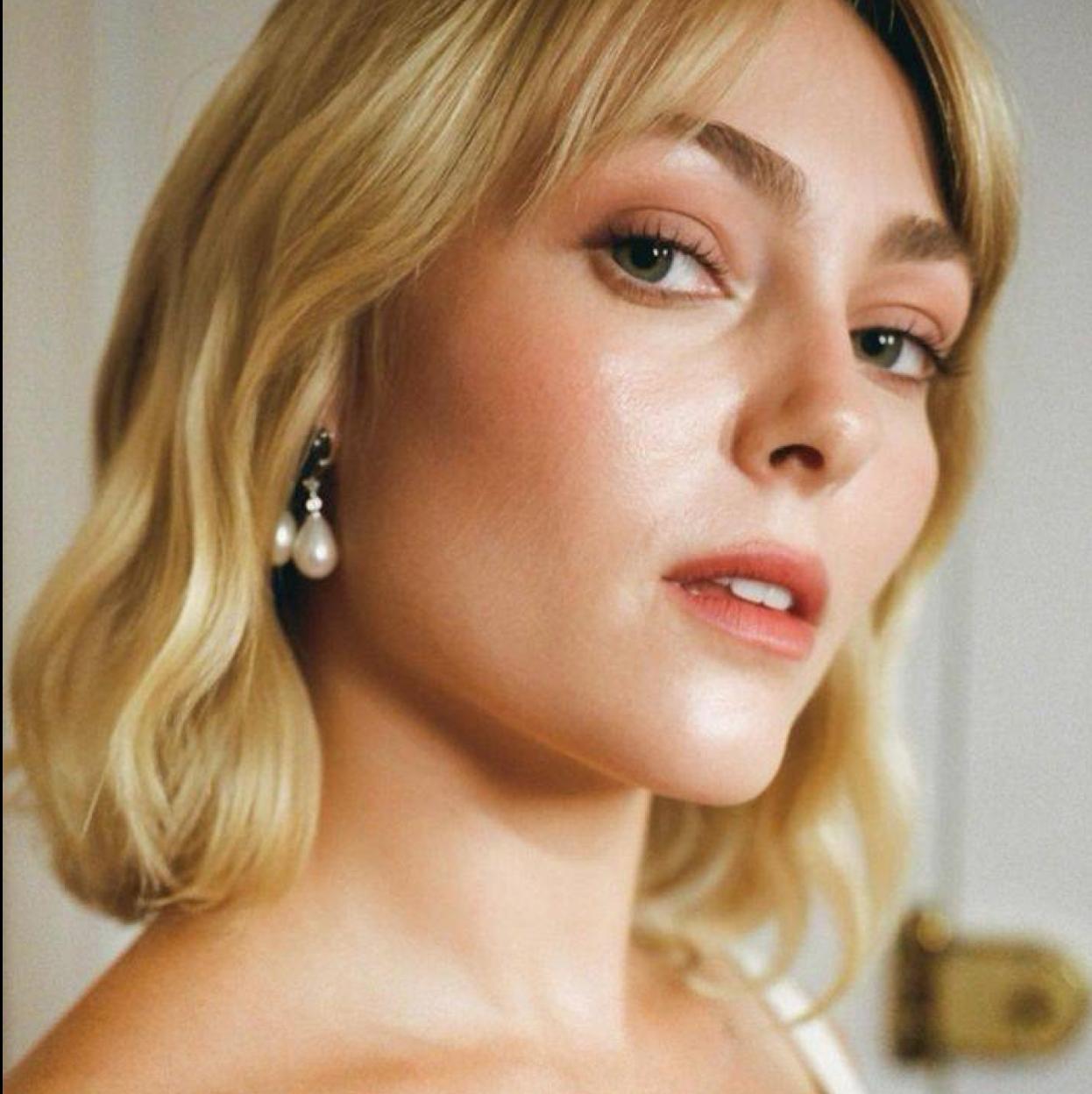 Anna Sophia Robb con piel tersa y luminosa