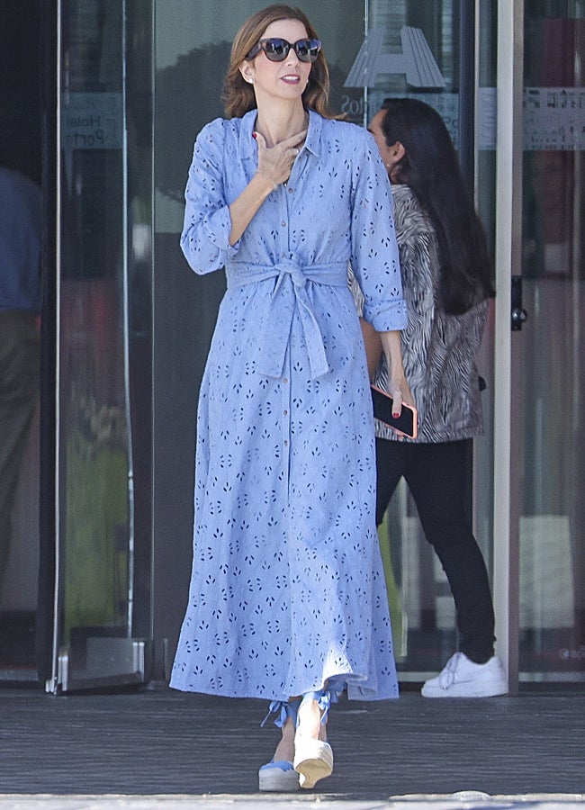 Imagen - Margarita Vargas, con el look veraniego favorito de las pijas: vestido camisero y alpargatas. GTRES.