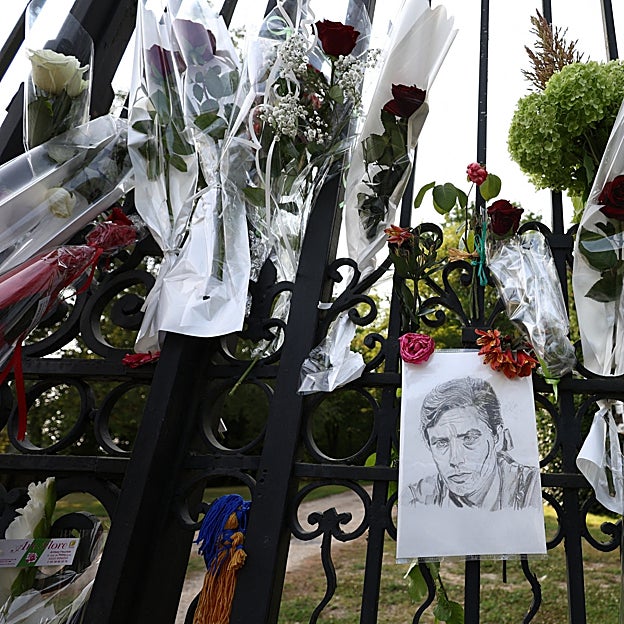 Tributos en memoria de Alain Delon en su casa de Douchy. 