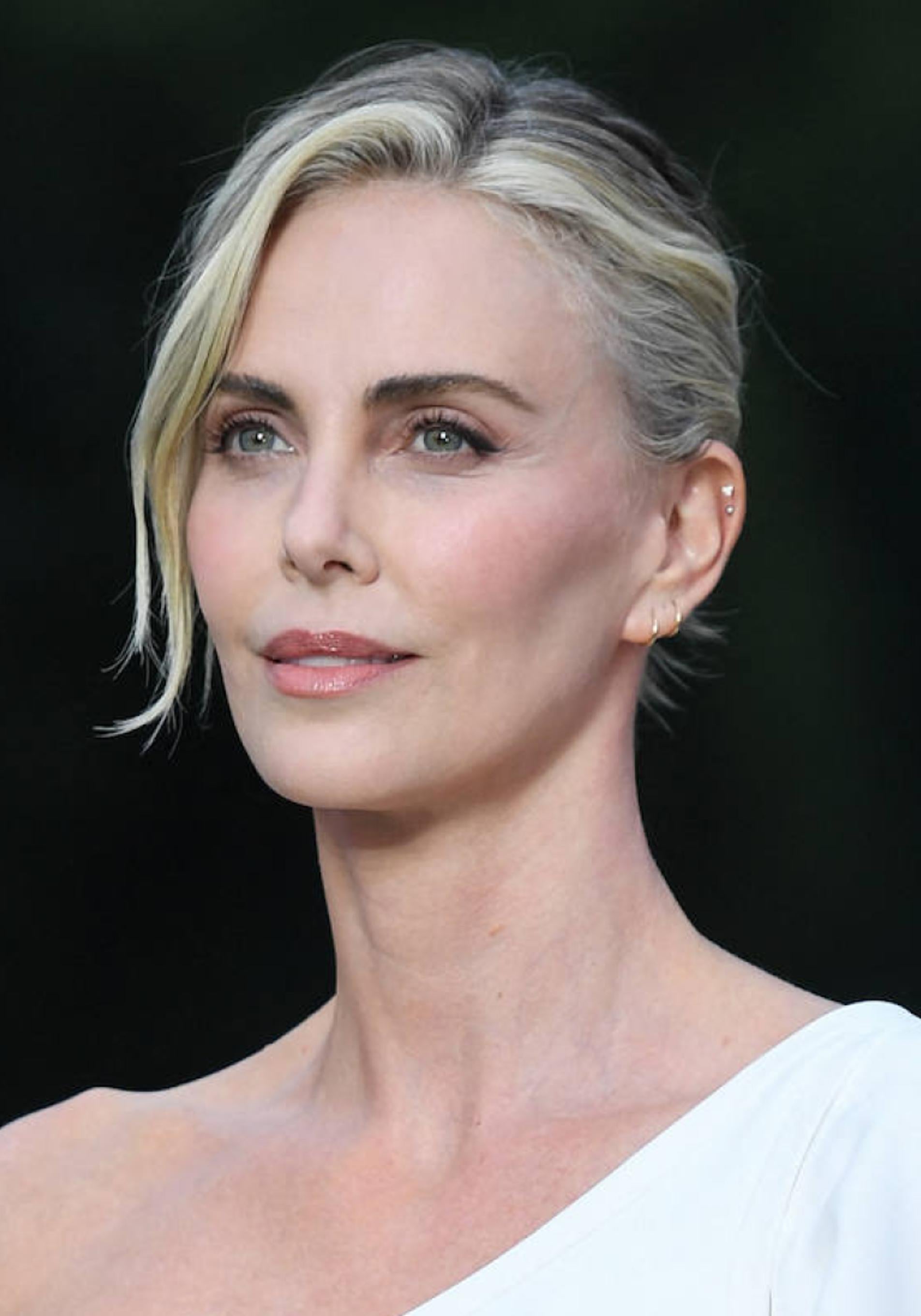 Charlize Theron luce una piel firme.