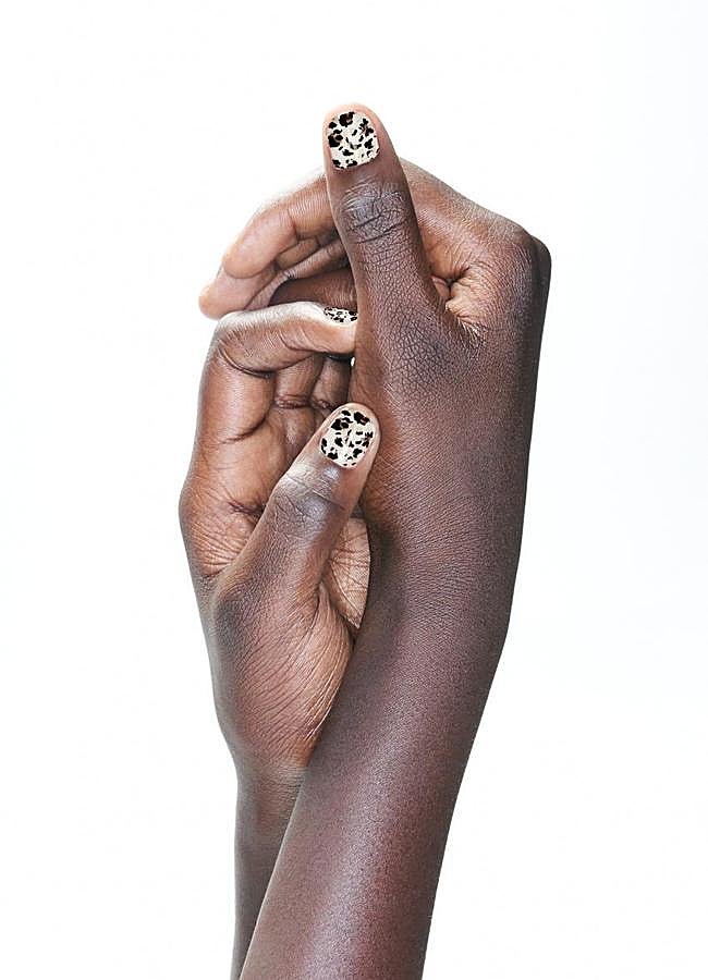 Imagen - Uñas adhesivas en estampado de leopardo de Zara.