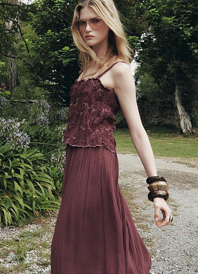 Imagen - Vestido con bordados en burdeos de Zara.