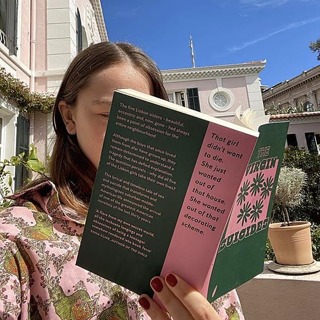 Imagen principal - La princesa de Hanover ha llenado su perfil de Instagram con sus lecturas. 