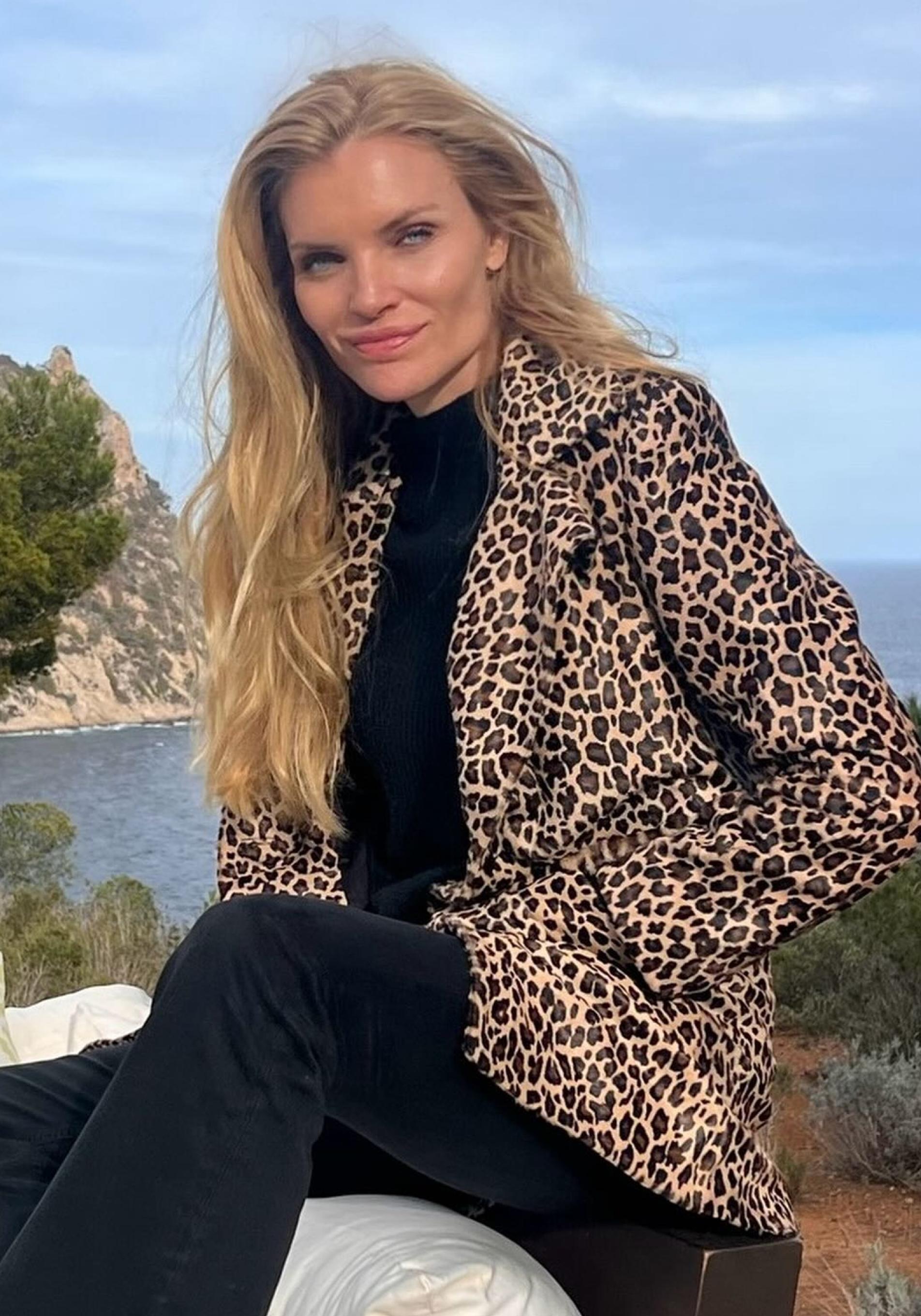 Esther Cañadas con chaqueta de animal print