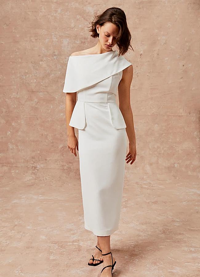 Imagen - Vestido blanco con escote asimétrico de Vogana.